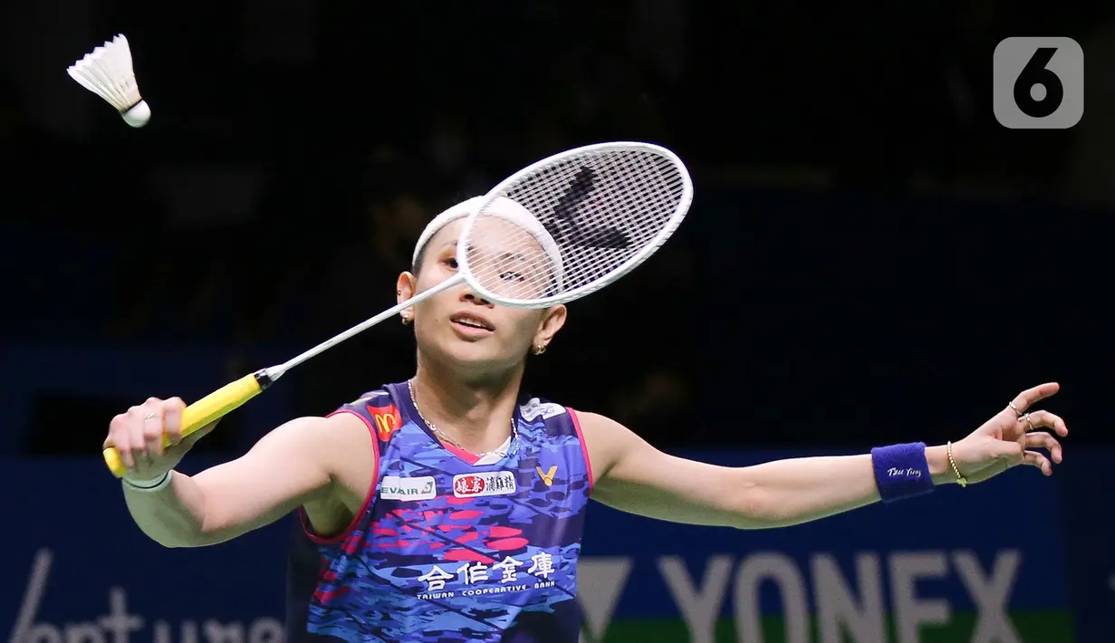 Pebulu tangkis tunggal putri Taiwan Tai Tzu Ying saat melawan pebulu tangkis tunggal putri China Wang Zhi Yi pada pertandingan final East Ventures Indonesia Open 2022 di Istora Senayan, Jakarta, Minggu (19/6/2022). Tai Tzu Ying menjuarai East Ventures Indonesia Open 2022 usai mengalahkan Wang Zhi Yi dengan skor 21-23, 21-6, dan 21-15. (Liputan6.com/Faizal Fanani)