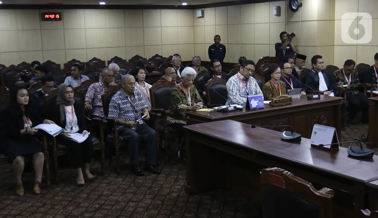Sejumlah pemohon dan kuasa hukum mengikuti sidang pengujian formil atas UU Republik Indonesia Nomor 19 Tahun 2019 tentang Perubahan Kedua Atas Undang-Undang Nomor 30 Tahun 2002 tentang Komisi Pemberantasan Tindak Pidana Korupsi di Gedung MK, Jakarta, Senin (9/12/2019.  (Liputan6.com/Herman Zakharia)