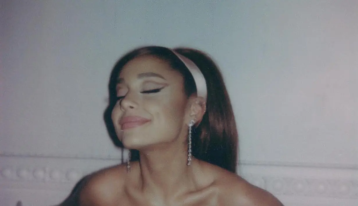 Ariana Grande tak jarang terlihat dengan outfit-outfit berdetail pita. Menambah kesan manis pada penampilan keseluruhannya, bukan? Foto: Instagram.