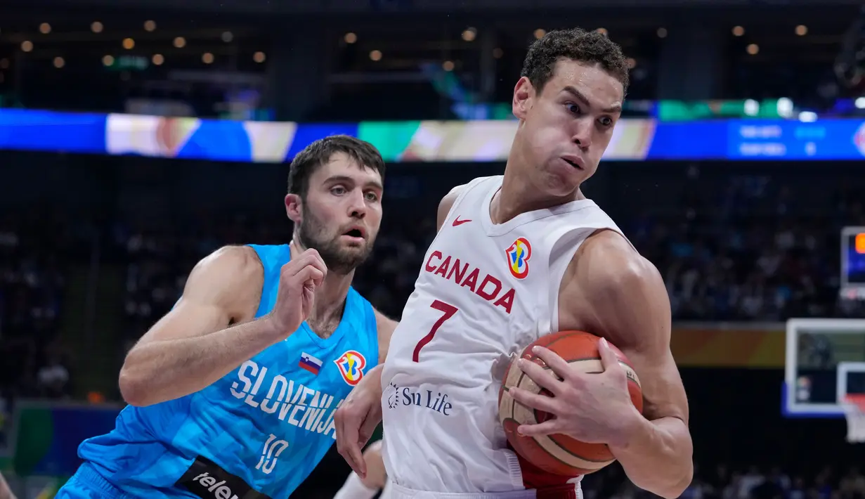 Pemain timnas basket Kanada, Dwight Powell (kanan) memegang bola saat pebasket Slovenia Mike Tobey bertahan pada pertandingan perempat final Piala Dunia Bola Basket di Manila, Filipina, Rabu, 6 September 2023. (AP Photo/Michael Conroy)