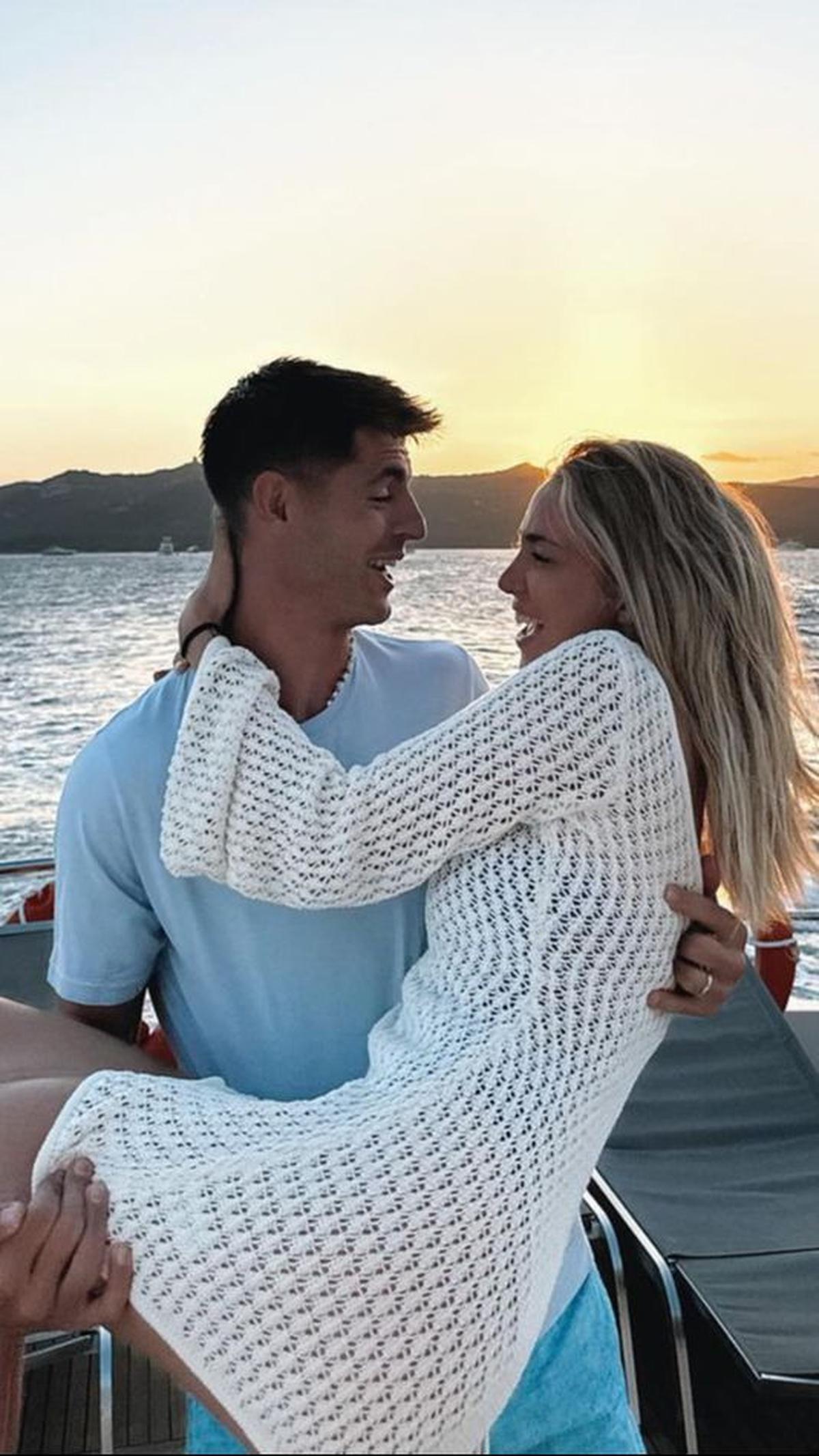 Dalam unggahan di akun Instagram pribadinya pada tiga minggu lalu, Morata membagikan momen romatis dengan Alice Campello saat berlibur di sebuah pulau.&nbsp;Foto: Instagram/@alvaromorata