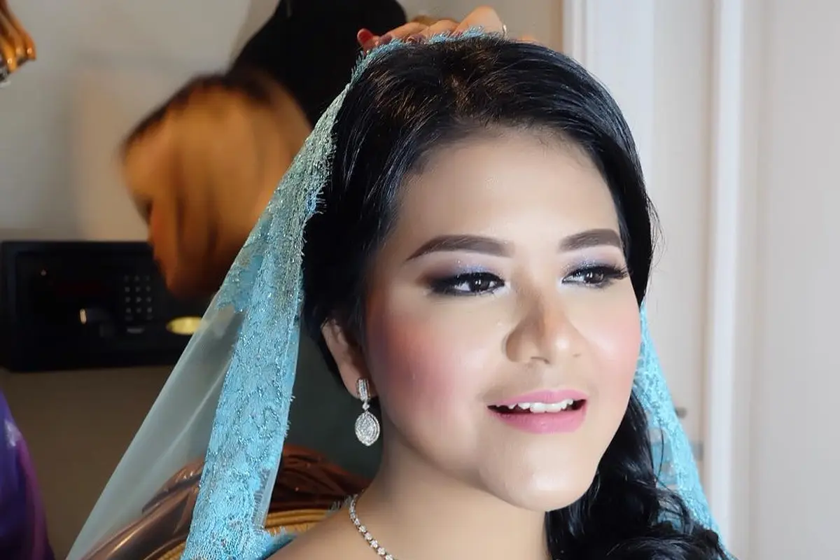 [Bintang] Selain Kahiyang Ayu, Artis Ini Terlihat Cantik Pakai Kebaya Biru