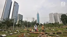 Warga berziarah di salah satu makam di TPU Karet Bivak, Jakarta, Kamis (12/7). Jakarta diprediksi mengalami krisis lahan makam 1,5 tahun lagi atau pada 2019 mendatang. (Merdeka.com/Iqbal Nugroho)