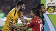 Bek Bhayangkara FC, Vladimir Vujovic, bersalaman dengan bek Persija Jakarta, Ismed Sofyan, sebelum laga Liga 1 di SUGBK, Jakarta, Jumat (23/3/2018). Hal ini menarik karena keduanya sempat terlibat konflik. (Bola.com/Vitalis Yogi Trisna)