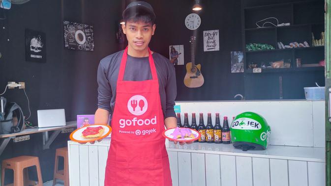 Amri, pemilik Pancong Ruang Rasa, merchant UMKM GoFood yang kini memiliki lima cabang outlet di Depok dan Bekasi (Foto: Gojek).