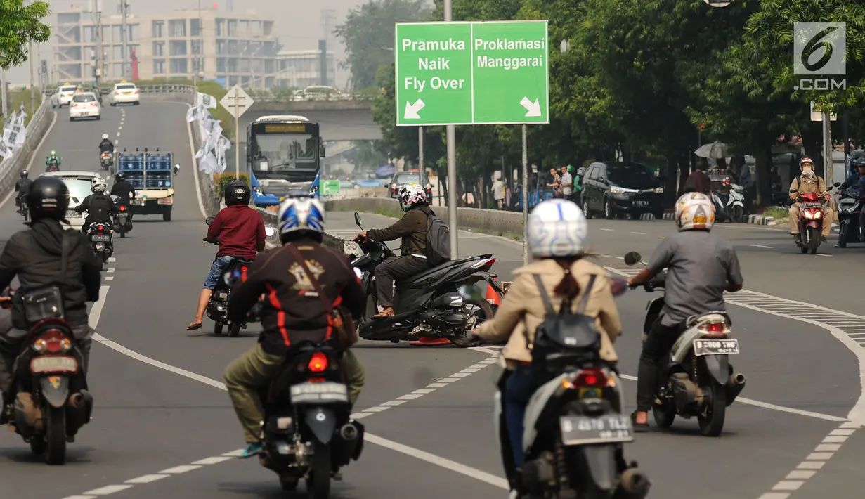 Papan penunjuk arah terkait uji coba pengalihan arus terpampang di Jalan Salemba Raya, Jakarta, Jumat (21/7). Uji coba pengalihan arus lalu lintas terkait pembangunan underpass Matraman dan berlangsung hingga 27 Juli. (Liputan6.com/Helmi Fithriansyah)