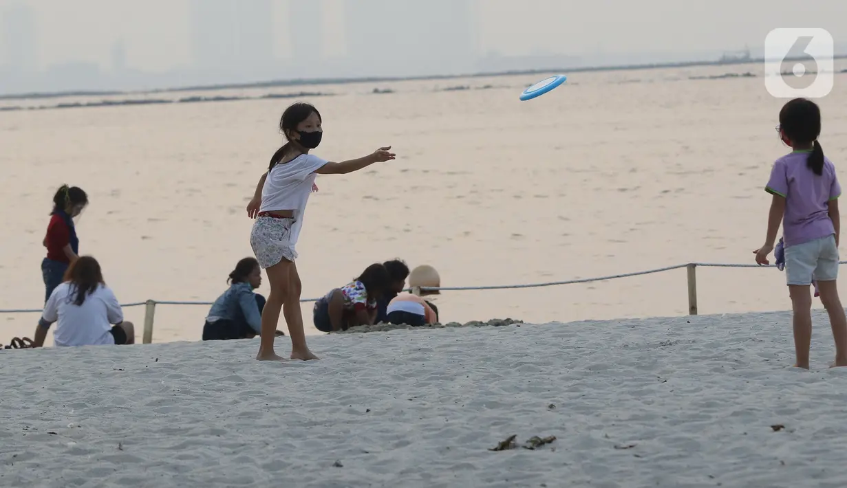 Pengunjung menikmati suasana Pantai Ancol, Jakarta, menjelang berlakunya PSBB, Sabtu (12/9/2020). Pemprov DKI berencana menutup sejumlah tempat rekreasi di antaranya Ancol, Ragunan, Monas, dan Taman Mini Indonesia Indah saat PSBB total pada 14 September mendatang. (Liputan6.com/Herman Zaharia)