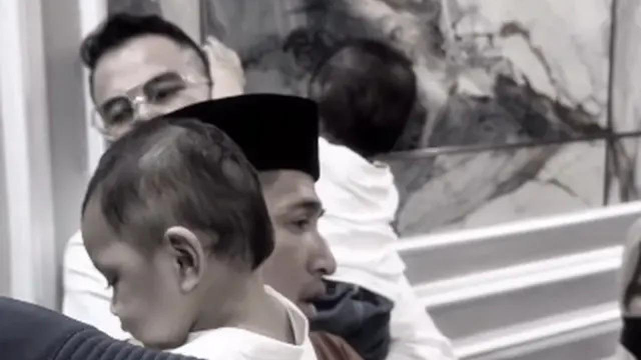 Potret Haru Bayi Kembar Mpok Alpa Digendong Raffi Ahmad dan Irfan Hakim di Rumah Duka, Anak Kedua Menangis Histeris
