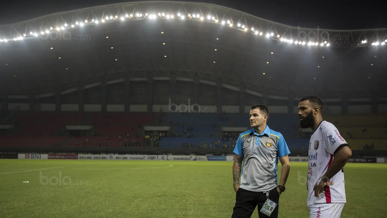 Simon McMenemy dan Sylvano Comvalius