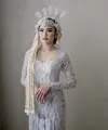 Mahalini juga terlihat memukat dalam balutan kebaya putih bergaya Sunda. [Foto: Instagram/ Asky Febrianty]