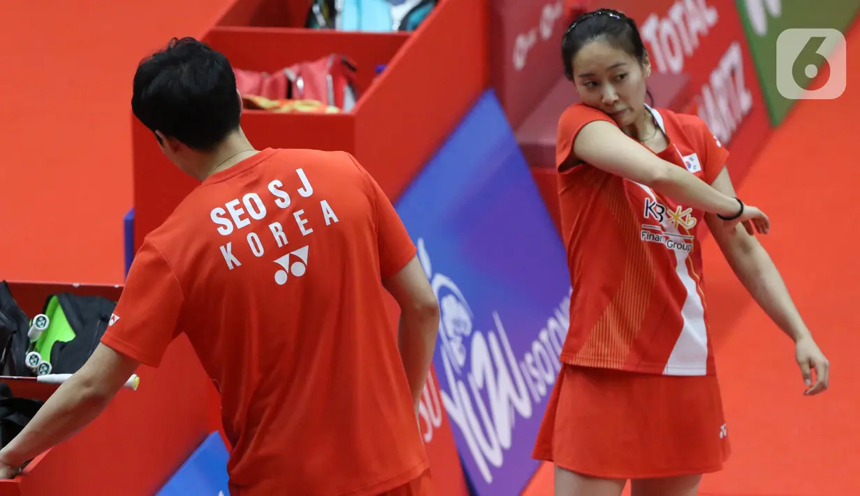 Pebulutangkis Korea Selatan, Seo Seung Jae/Chae Yujung saat melawan Tontowi Ahmad/Apriyani Rahayu (Indonesia) pada babak pertama ganda campuran Indonesia Master 2020 di Istora GBK, Jakarta, Rabu (15/1/2020). Pertandingan tidak dilanjutkan karena Chae Yujung cedera. (Liputan6.com/Helmi Fithriansyah)