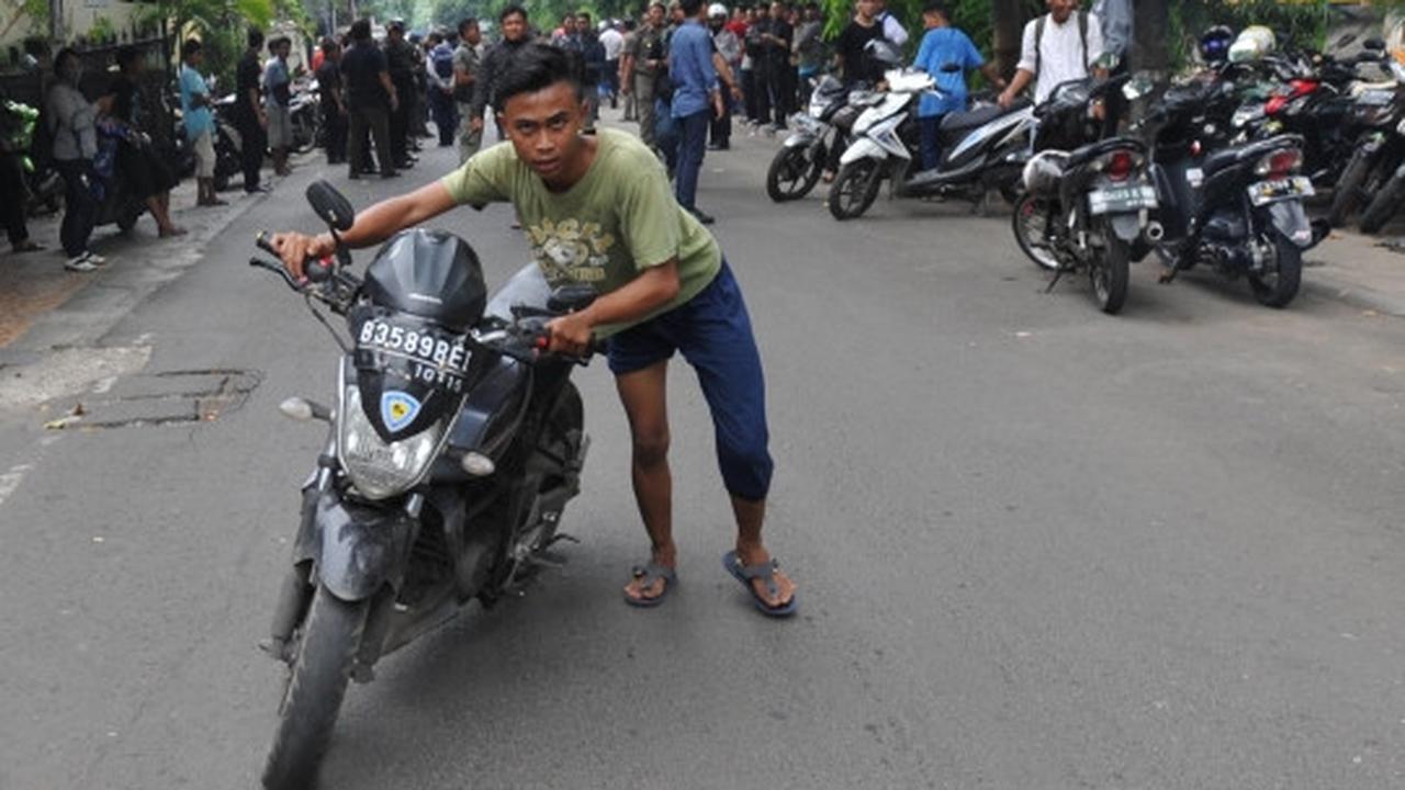 Tertibkan parkir liar di Thamrin City, petugas angkut ratusan motor
