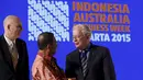 Menteri Perdagangan Australia Andrew Robb (kanan) bersalaman dengan Menko Perekonomian Darmin Nasution Indonesia Australia Businees Week di Jakarta, (18/11/2015). Kedua pihak akan melakukan kerjasama perdagangan pada awal tahun depan. (REUTERS/Beawiharta)