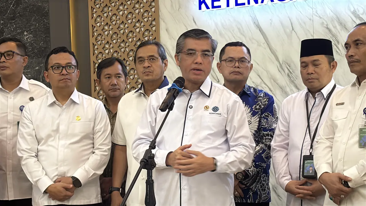 Menteri Ketenagakerjaan (Menaker) Yassierli di Kantor Kemnaker, Rabu, (12/11/2025). (Foto: Liputan6.com/Tira Santia)