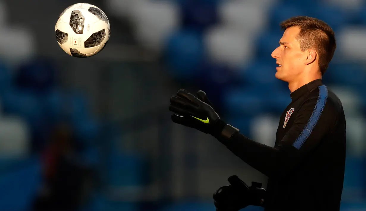 Kiper Kroasia, Lovre Kalinic menangkap bola saat mengikuti latihan jelang  melawan Argentina pada lanjutan grup D Piala Dunia 2018 di stadion Nizhny Novgorod di Nizhny Novgorod, Rusia, (20/6). (AP Photo / Petr David Josek)