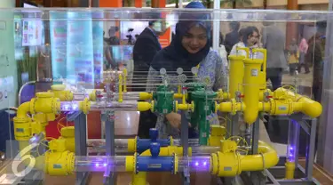 Pengunjung melihat maket di pameran Indonesian Petroleum Association (IPA) di JCC, Jakarta, Rabu (25/5). Pameran ini merupakan pameran migas terbesar di Asia Tenggara. (Liputan6.com/Angga Yuniar)