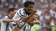 Sebuah gol cantik dari striker Juventus Dusan Vlahovic di awal babak pertama gagal membawa Juventus meraup poin penuh dari tamunya AS Roma dalam laga pekan ke-3 Liga Italia 2022/2023, Sabtu (27/8/2022). AS Roma memaksa hasil imbang 1-1 usai Tammy Abraham mencetak gol penyeimbang di babak kedua. (LaPresse via AP/Marco Alpozzi)