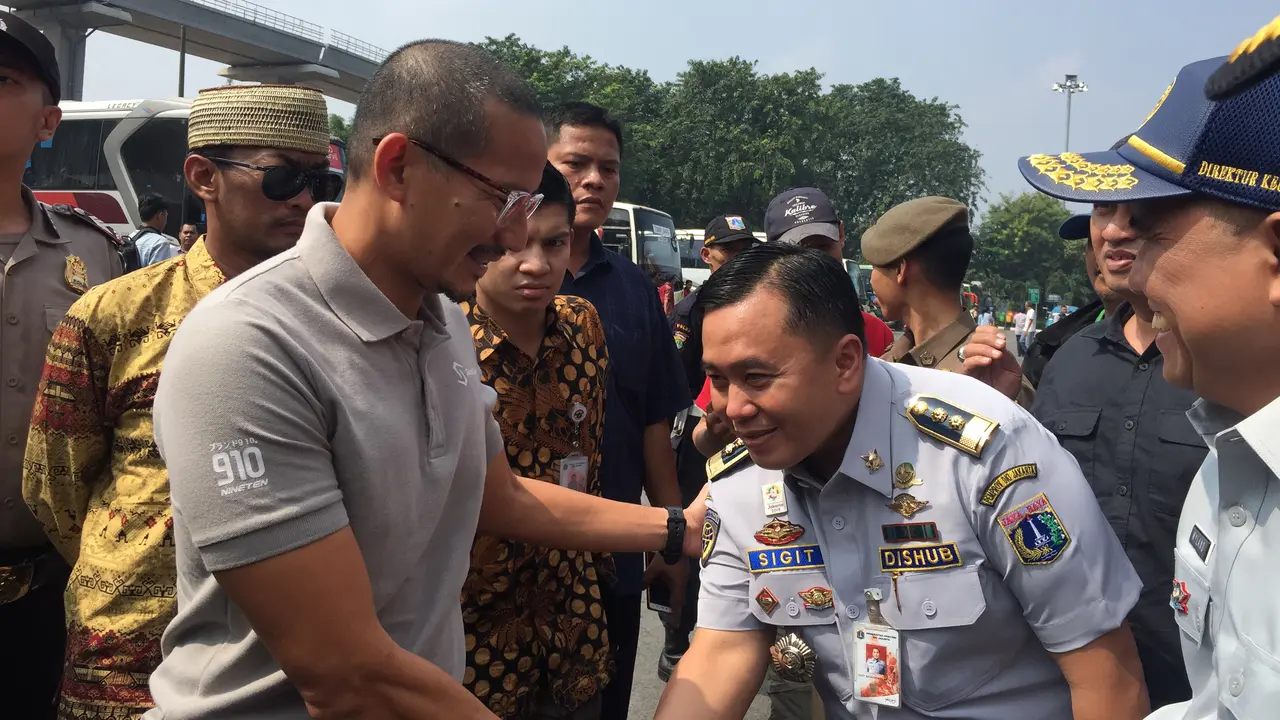 Wakil Gubernur DKI Jakarta Sandiaga Uno saat meninjau Terminal Kampung Rambutan