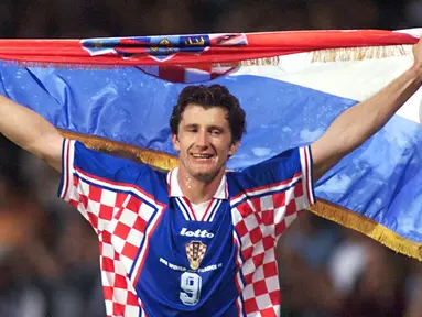 Piala Dunia 1998 tak ayal menjadi arena kejutan bagi Kroasia, salah satu negara pecahan Yugoslavia yang baru pertama kali mencicipi atmosfir pesta sepak bola sejagat empat tahunan yang digelar di Prancis. Bintang Vatreni, julukan Kroasia, saat itu tak lain adalah Davor Suker yang mampu menyihir publik sepak bola dunia dengan 6 golnya yang berujung penghargaan sepatu emas sebagai top skor di Piala Dunia 1998. Raihan golnya tersebut juga membawa Kroasia finis di posisi ketiga di akhir turnamen. (AFP/Gerard Cerles)