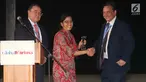 Direktur Pemasaran Regional Eropa Timur Tengah, De La Rue Damian Kwiatkowski (kanan) memberikan penghargaan sebagai Menteri Keuangan Of The Years 2018 kepada Sri Mulyani di Nusa Dua Bali, Sabtu (13/10). (Liputan6.com/Angga Yuniar)