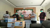 PT Kalbe Farma Tbk serahkan bantuan kepada tenaga kesehatan (Dok: Kalbe Farma)