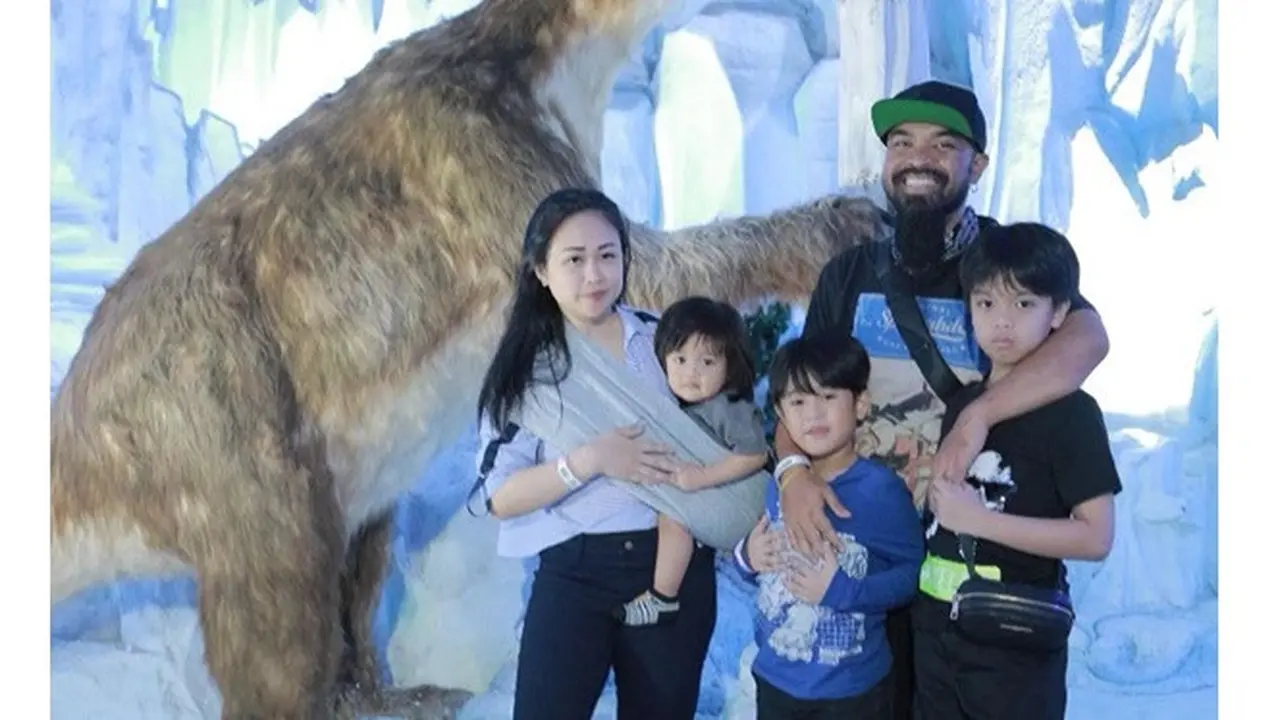 Jarang Tersorot, Ini 6 Potret Juliana Istri Pelawak Peppy