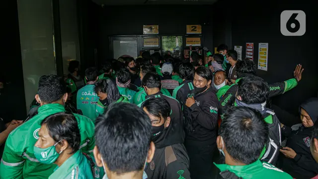 FOTO: BTS Meal Mulai Dijual, Gerai McDonald's Diserbu Ojek Online