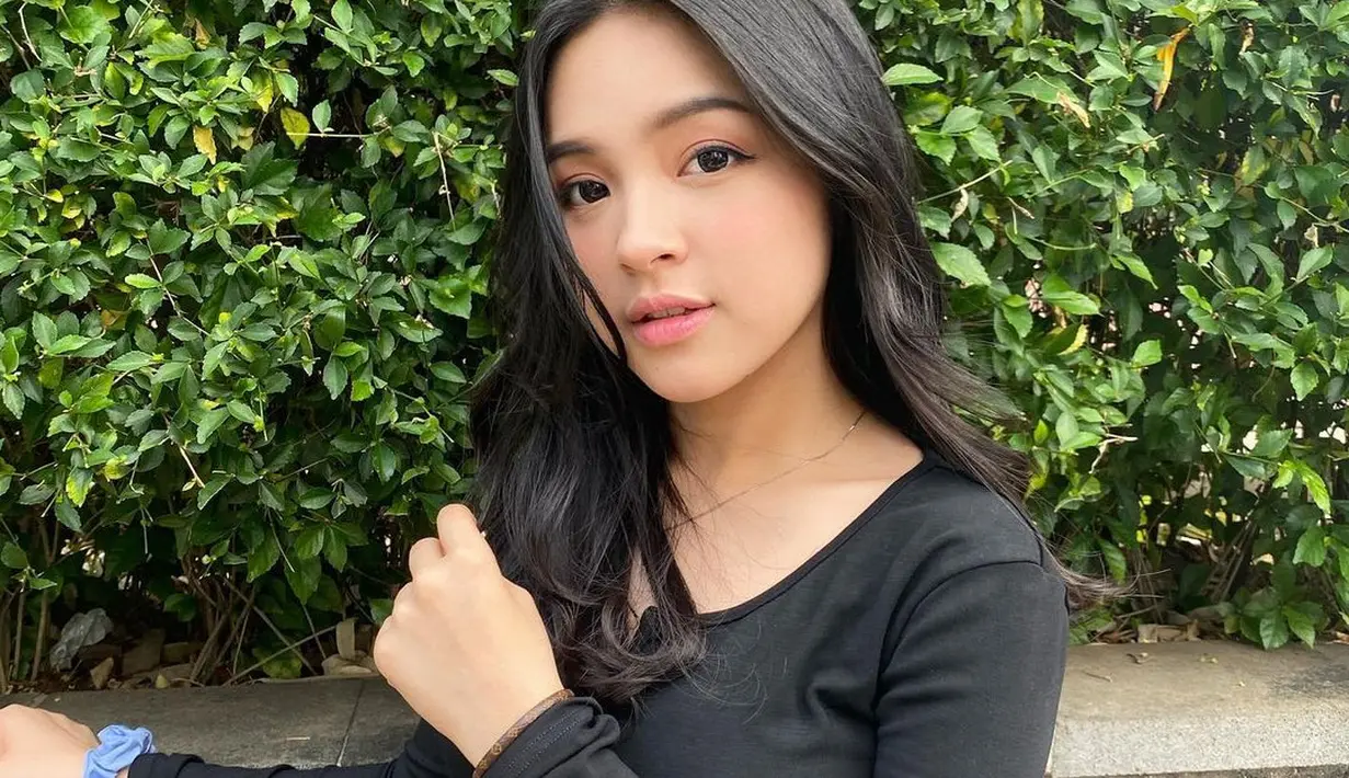 Eca Aura juga tertangkap kamera duduk bersebelahan dengan Alam Ganjar saat menyaksikan Debat Capres 2024 yang pertama. [Foto: Instagram/elsaajapasal]