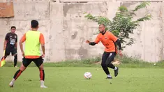 Pemain Persija Jakarta, Gustavo Almeida (kanan) mengontrol bola saat pertandingan internal sesama pemain dalam sesi latihan yang berlangsung di Nirwana Park, Bojongsari, Depok, Jawa Barat, Senin (20/11/2023). (Bola.com/Ikhwan Yanuar)