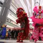 Atraksi Barongsai hibur pengunjung mengelilingi tenant di Lippo Mall Puri, Jakarta, Rabu (15/1/2020). Program The Great Lunar New Year pengunjung juga bisa mengikuti lomba menghias lampion, kids talent show dan fashion show, mewarnai, membuat Ang Pau, dan lomba menyanyi. (Liputan6.com/Fery Pradolo)