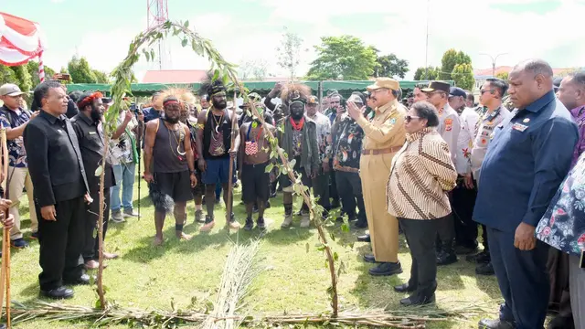 Wakil Menteri Dalam Negeri (Wamendagri) Ribka Haluk saat menghadiri prosesi perdamaian konflik perang suku yang digelar di Markas Kepolisian Resor (Mapolres) Jayawijaya, Kabupaten Jayawijaya, Papua Pegunungan, Sabtu (23/5/2026). (Dok. Tim News)