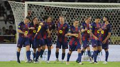 Para pemain legenda Barcelona merayakan gol pertama timnya yang dicetak oleh Rivaldo ke gawang DRX World Legends dalam laga Clash of Legends di Stadion Utama Gelora Bung Karno (SUGBK), Senayan, Jakarta, Sabtu (18/04/2026). (Bola.com/Bagaskara Lazuardi)