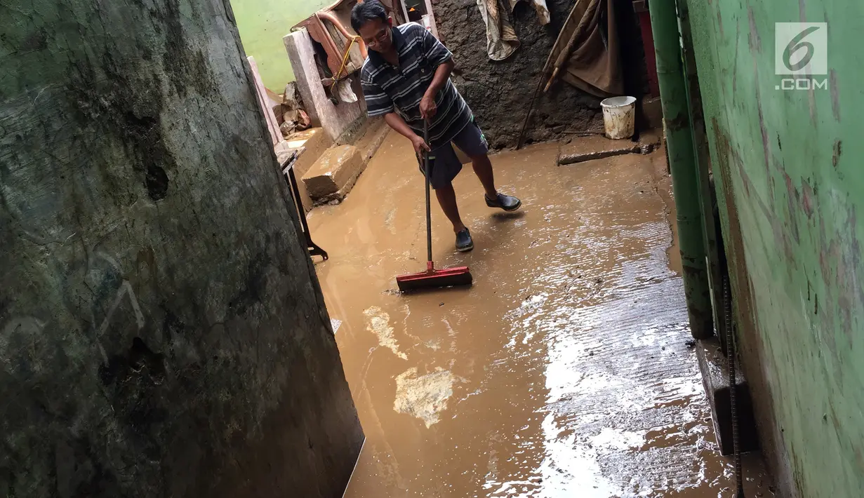 Warga membersihkan lumpur sisa banjir yang menggenangi kawasan Rawajati, Jakarta Selatan, Selasa (6/2). Sebelumnya, banjir setinggi dua meter merendam kawasan tersebut. (Liputan6.com/Immanuel Antonius)