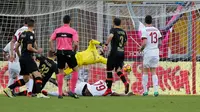 Proses terjadinya gol penyerang Benevento, George Puscas ke gawang AC Milan, Minggu (3/12/2017). (Mario Taddeo/ANSA via AP)