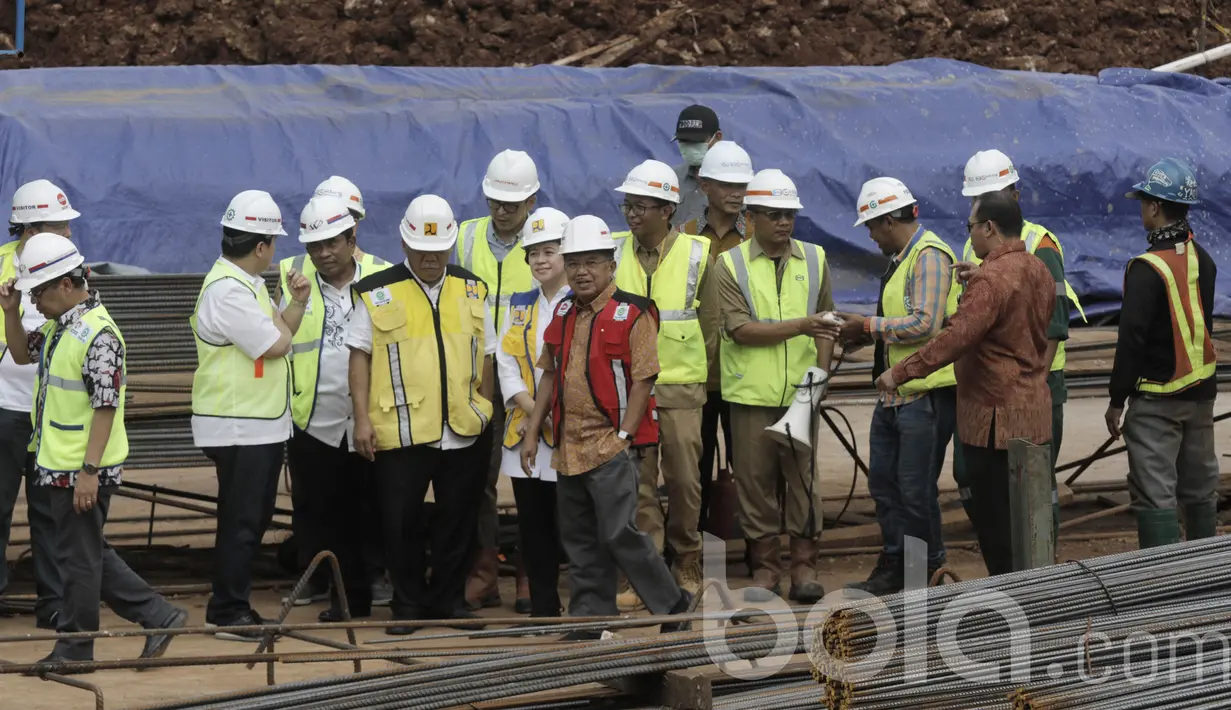 Wakil Presiden, Jusuf Kalla, meninjau renovasi velodrome di Rawamangun. Venue yang akan dipakai untuk balap sepeda Asian Games 2018 itu akan diubah dari outdoor menjadi indoor. (Bola.com/M Iqbal Ichsan)
