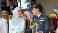 Anisha Rosnah dan Pangeran Abdul Mateen menghadiri peringatan Hari Kemerdekaan Brunei. (dok. Instagram @tmski/https://www.instagram.com/p/C3t8iYbLDtv/)