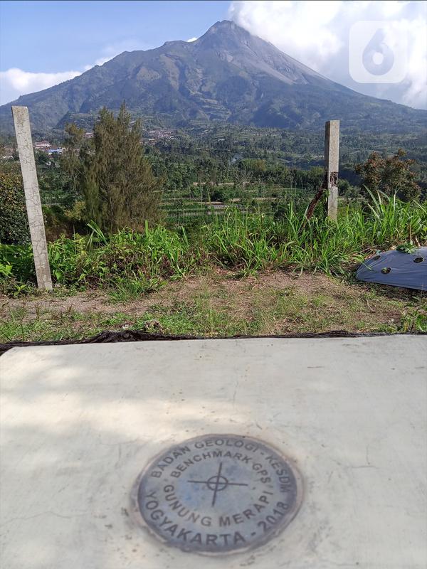 Pemandangan Gunung Merapi terlihat dari Pos Pengamatan Gunung Api Jrakah, Kecamatan Selo, Boyolali, Jawa Tengah, Minggu (8/11/2020). BPPTKG melaporkan adanya potensi erupsi akibat aktivitas vulkanik Gunung Merapi, seperti guguran lava, lontaran material hingga awan panas. (Liputan6.com/Gholib)