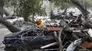 Seorang anggota tim Long Beach Search and Rescue mencari korban selamat terjangan longsor di sebuah mobil di Montecito, California, Selasa, (9/1). Sejumlah rumah warga hanyut tersapu longsor. (AP Photo/Daniel Dreifuss)