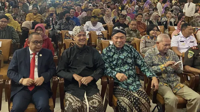Calon presiden nomor urut 3 Ganjar Pranowo menghadiri undangan Rapat Terbuka Dies Natlies ke-74 Universitas Gadjah Mada (UGM).