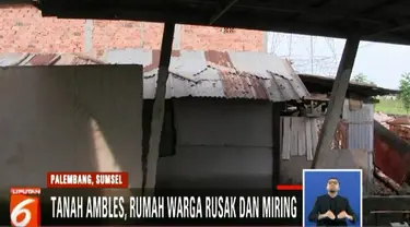 Tidak hanya tanah ambles, banjir akibat Sungai Musi meluap juga merendam rumah warga.