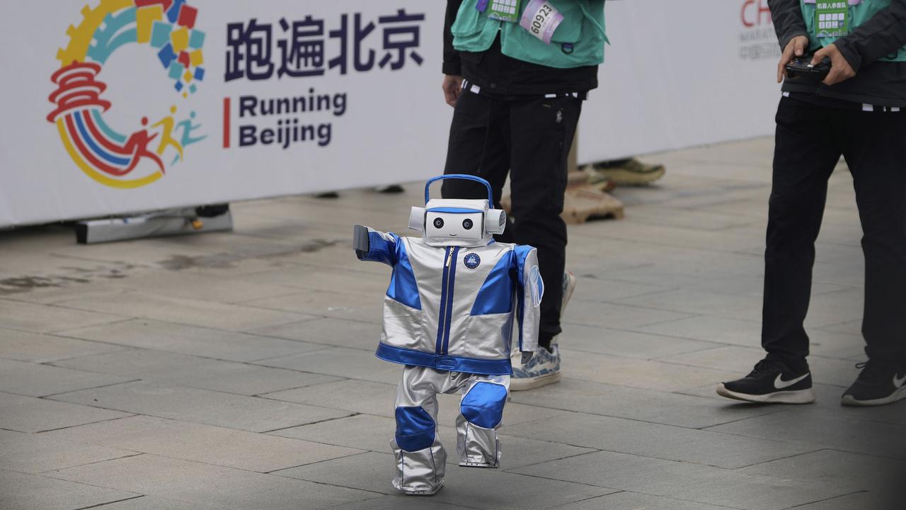 Foto: China Gelar Kompetisi Lari Half Marathon yang Diikuti Robot Humanoid, Jadi yang Pertama di Dunia