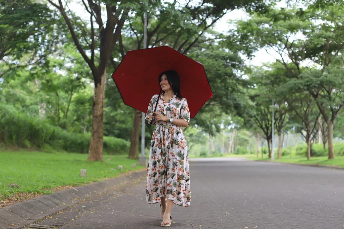 wanita november tampak elegan bersahaja