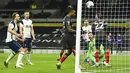Pemain Brentford Ivan Toney (tengah) mencetak gol yang dianulir karena offside saat melawan Tottenham Hotspur pada pertandingan semifinal Piala Liga Inggris di Tottenham Hotspur Stadium, London, Inggris, Selasa (5/1/2021). Tottenham Hotspur menang 2-0. (Glyn Kirk/Pool via AP)