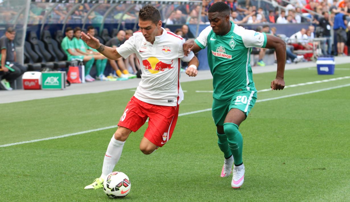 Penyerang RB Salzburg, Soranio (kiri) dikawal ketat pergerakannya oleh bek Werder Bremen, Cedric Makiadi. (Bola.com/Reza Khomaini)