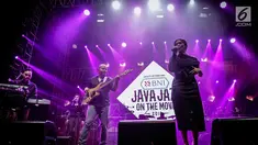 Grup musik Ecoutez saat tampil dalam Java Jazz on The Move di Jakarta, Kamis (15/2). Ecoutez akan tampil dalam Java Jazz Festival (JJF) 2018 pada 2-4 Maret 2018 di Jiexpo Kemayoran. (Liputan6.com/Faizal Fanani)