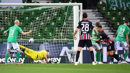 Striker Eintracht Frankfurt, Andre Silva, mencetak gol ke gawang Werder Bremen pada laga lanjutan Bundesliga di Weser Stadion, Kamis (4/6/2020) dini hari WIB. Frankfurt menang 3-0 atas Bremen. (AFP/Stuart Franklin/pool)