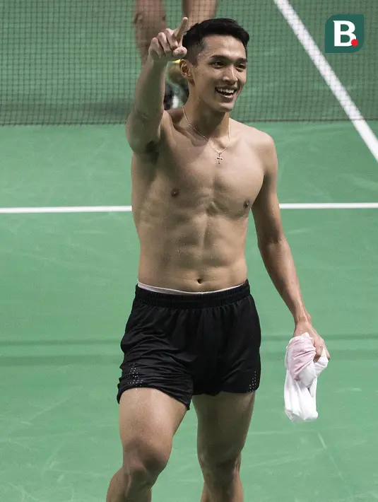 Pebulutangkis Indonesia, Jonatan Christie, melakukan selebrasi usai menaklukkan wakil China Taipei, Chou Tien Chen, pada final tunggal putra bulutangkis di Istora Senayan, Selasa (28/8/2018). Jonatan menang 21-18, 20-22, 21-15. (Bola.com/Peksi Cahyo)