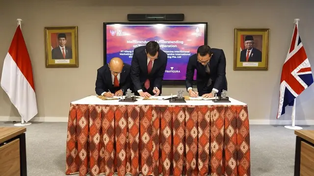 Menteri BUMN Erick Thohir menyaksikan penandatanganan nota kesepahaman antara Pertamina Group dengan perusahaan Eropa Trafigura di London, Inggris, Jumat (30/9/2022). (Dok KBUMN)