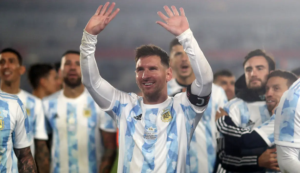 Sama seperti Ronaldo, Lionel Messi pun akan tampil untuk yang kelima kalinya di ajang Piala Dunia 2022. Meskipun begitu, ia belum pernah sekalipun merasakan gelar juara bersama Argentina. Pria 34 tahun itu tercatat telah mengoleksi 162 caps dengan mencetak 62 gol. Nantinya, La Pulga cs akan tergabung ke dalam Grup C bersama Arab Saudi, Meksiko, dan Polandia. (AFP/Pool/Juan Ignacio Roncoroni)