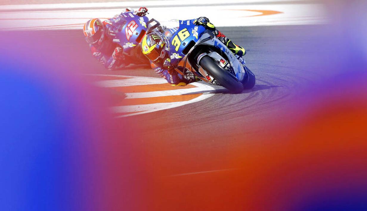 Pembalap Suzuki, Joan Mir, dibuntututi Alex Rins, saat beraksi pada balapan MotoGP Eropa di Sirkuit Ricardo Tormo, Valencia, Minggu (8/11/2020). Joan Mir finis pertama dengan catatan waktu 41 menit 37,297 detik. (AP/Alberto Saiz)